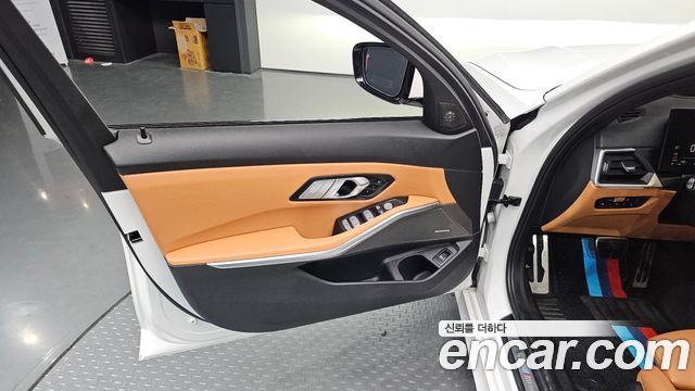 BMW 3-Series 2023 — photo 14