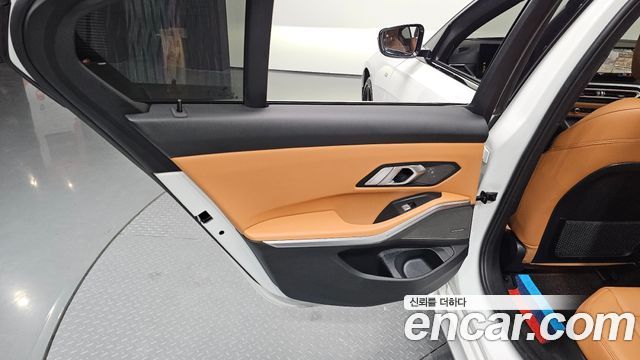 BMW 3-Series 2023 — photo 15
