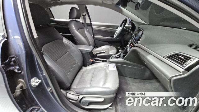Hyundai AVANTE 2017 — photo 11