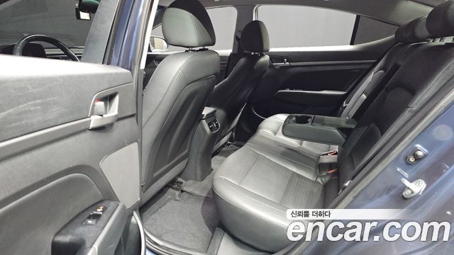 Hyundai AVANTE 2017 — photo 12