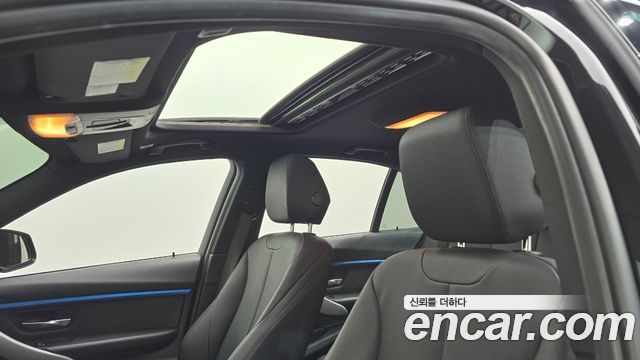 BMW 3-Series 2018 — photo 23