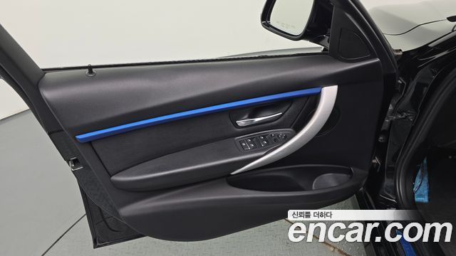 BMW 3-Series 2018 — photo 14