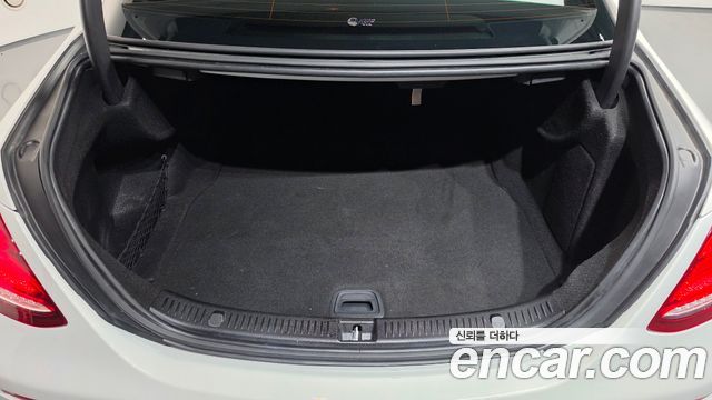 Mercedes-Benz E-Class 2019 — photo 23