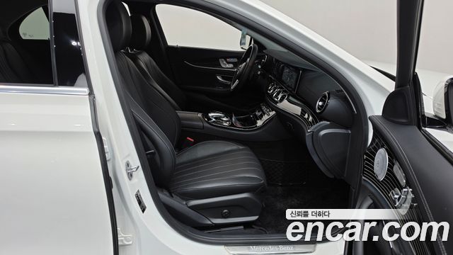 Mercedes-Benz E-Class 2019 — photo 16