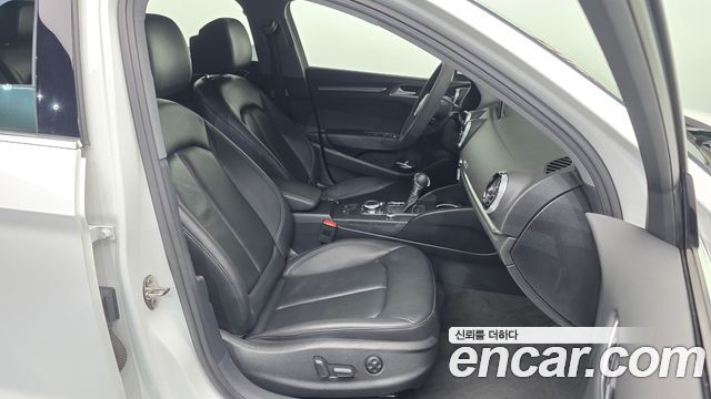 Audi A3 2018 — photo 11