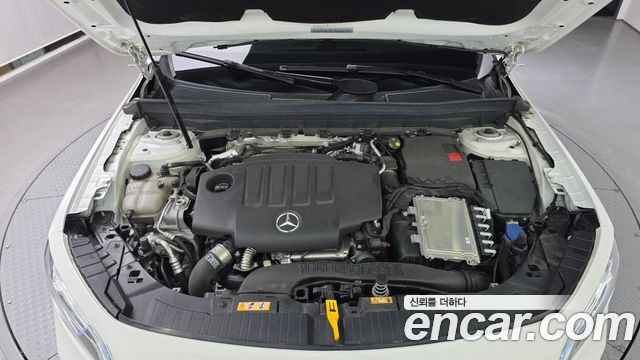 Mercedes-Benz GLB-Class 2022 — photo 6