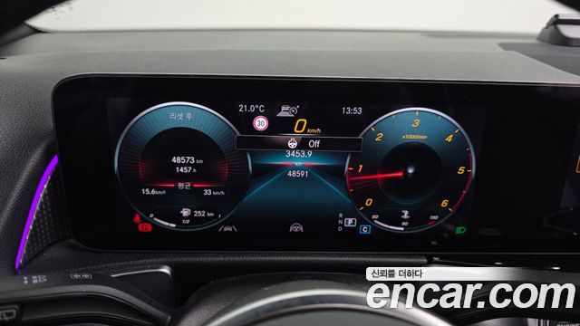 Mercedes-Benz GLB-Class 2022 — photo 11