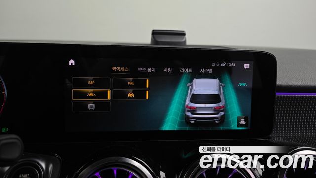 Mercedes-Benz GLB-Class 2022 — photo 24
