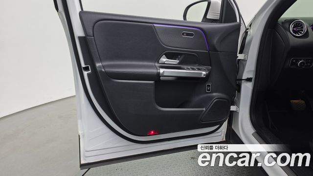 Mercedes-Benz GLB-Class 2022 — photo 14