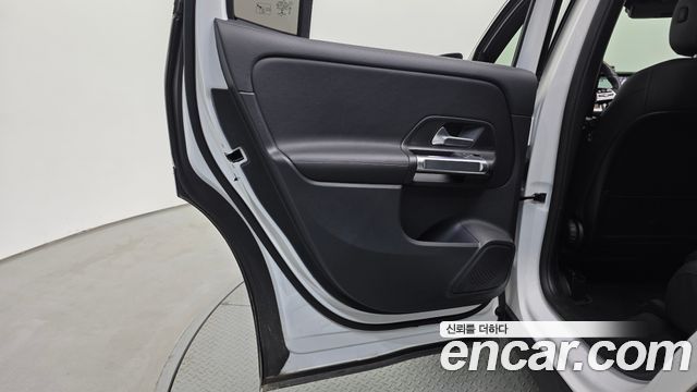 Mercedes-Benz GLB-Class 2022 — photo 15