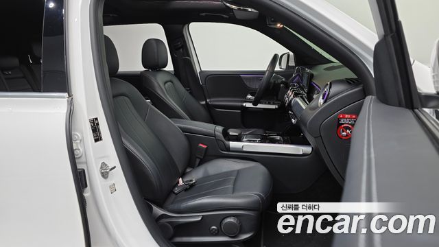 Mercedes-Benz GLB-Class 2022 — photo 16