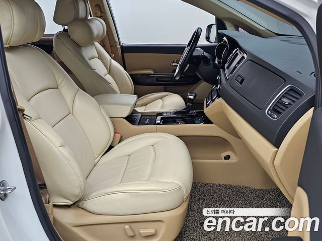 Kia Canival 2018 — photo 16