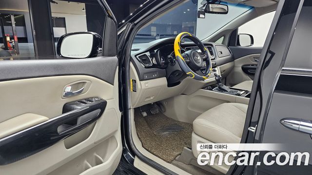 Kia Canival 2015 — photo 13