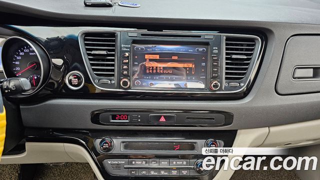 Kia Canival 2015 — photo 21