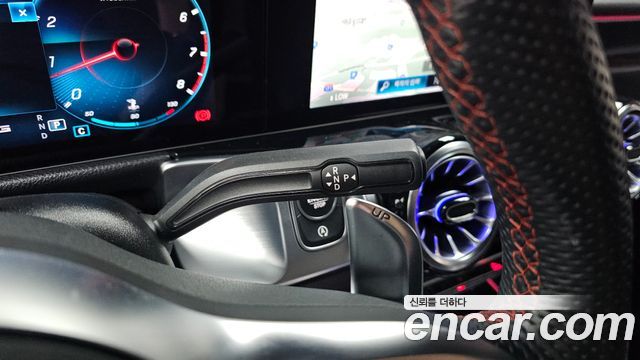 Mercedes-Benz GLB-Class 2023 — photo 12