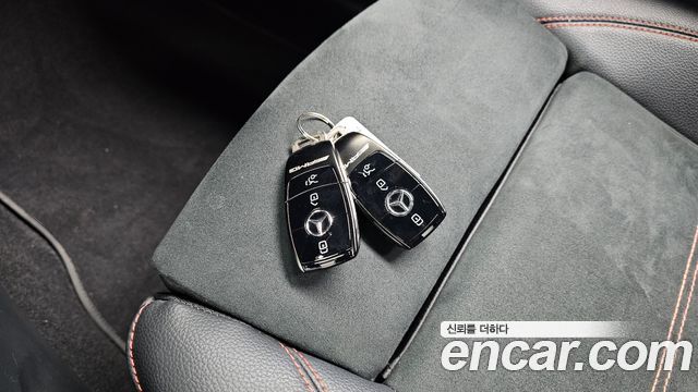 Mercedes-Benz GLB-Class 2023 — photo 21