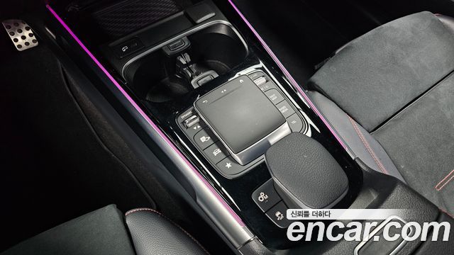 Mercedes-Benz GLB-Class 2023 — photo 24