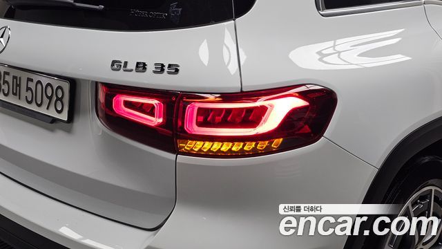 Mercedes-Benz GLB-Class 2023 — photo 9