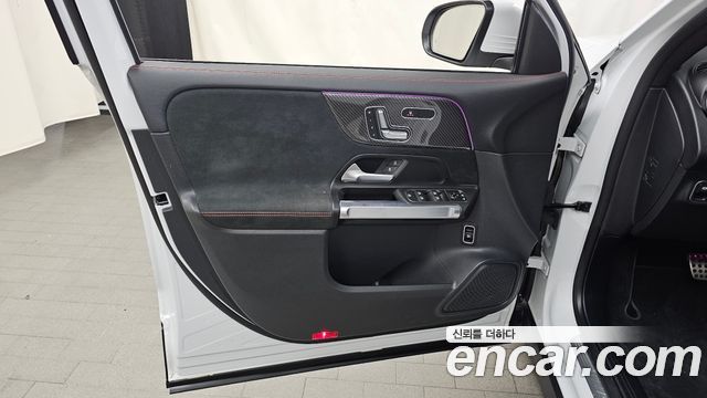 Mercedes-Benz GLB-Class 2023 — photo 14
