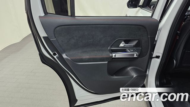 Mercedes-Benz GLB-Class 2023 — photo 15
