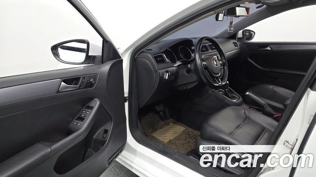 Volkswagen Jetta 2015 — photo 11