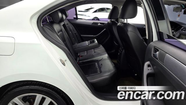 Volkswagen Jetta 2015 — photo 12