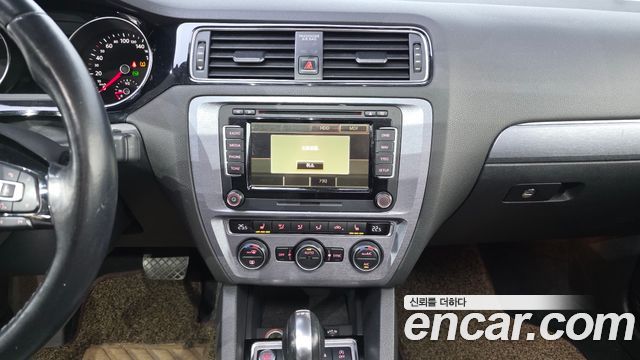 Volkswagen Jetta 2015 — photo 14