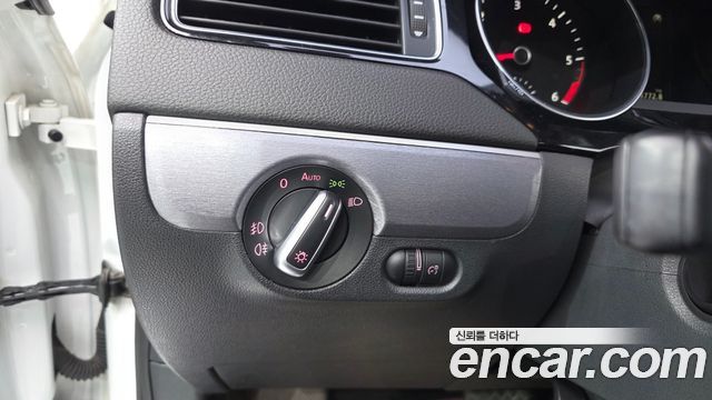 Volkswagen Jetta 2015 — photo 17