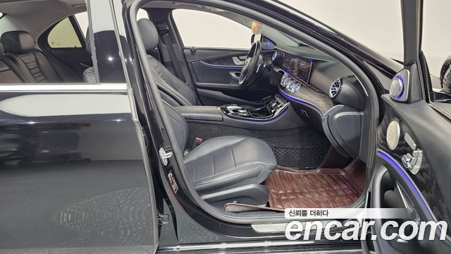 Mercedes-Benz E-Class 2017 — photo 11