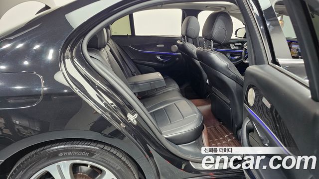Mercedes-Benz E-Class 2017 — photo 12
