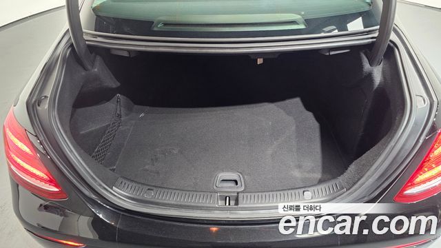 Mercedes-Benz E-Class 2017 — photo 19