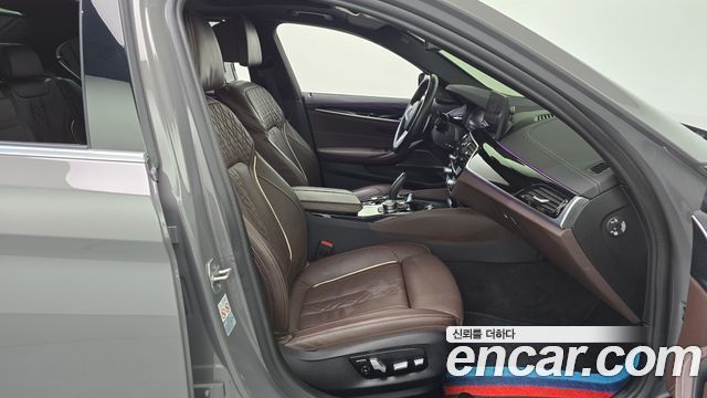 BMW 5-Series 2022 — photo 16
