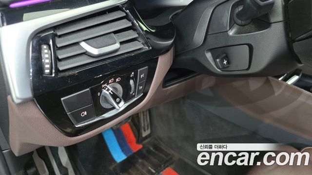 BMW 5-Series 2022 — photo 28