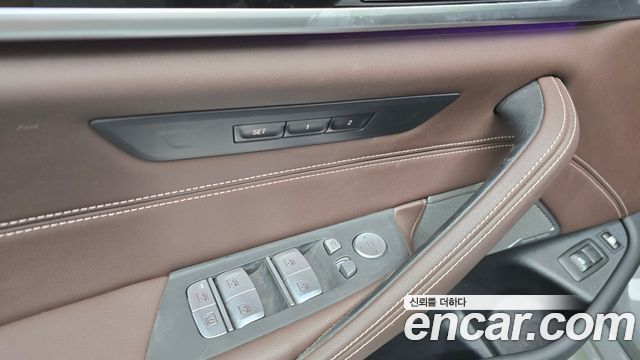 BMW 5-Series 2022 — photo 30