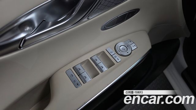 Genesis GV70 2021 — photo 28