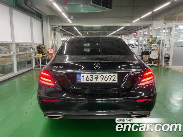 Mercedes-Benz E-Class 2020 — photo 4