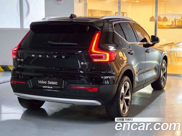 Volvo XC40 2025 — photo 2
