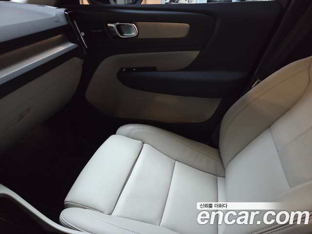 Volvo XC40 2025 — photo 12