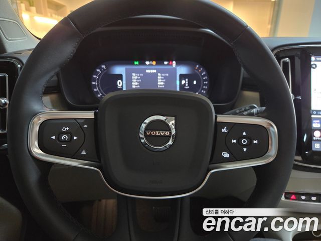 Volvo XC40 2025 — photo 13