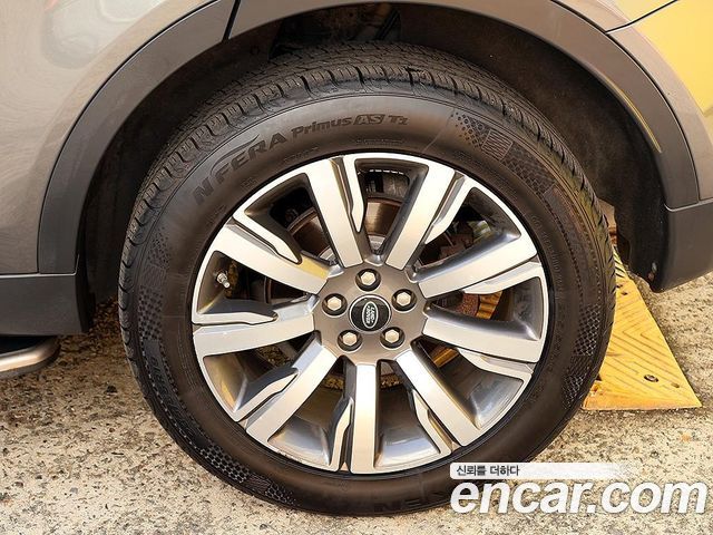 Land Rover Discovery Sport 2017 — photo 18