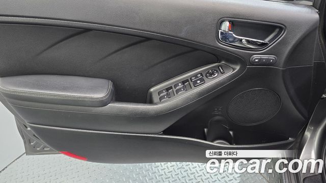 Kia K3 2013 — photo 14
