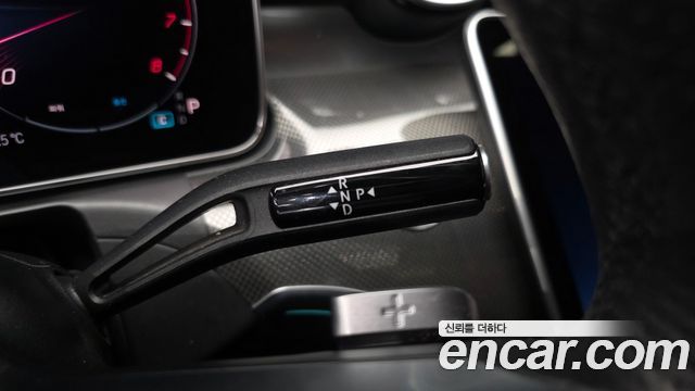 Mercedes-Benz C-Class 2025 — photo 9