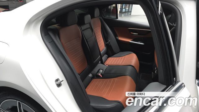 Mercedes-Benz C-Class 2025 — photo 12