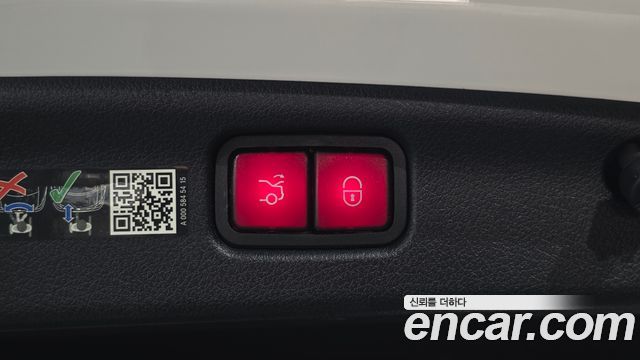 Mercedes-Benz C-Class 2025 — photo 20