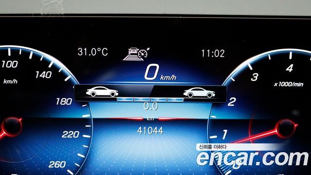 Mercedes-Benz GLB-Class 2023 — photo 14