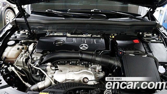 Mercedes-Benz GLB-Class 2023 — photo 17