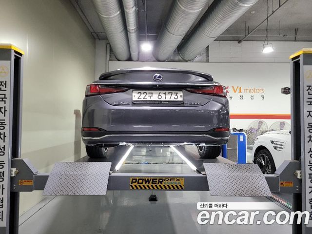 Lexus ES 2019 — photo 2