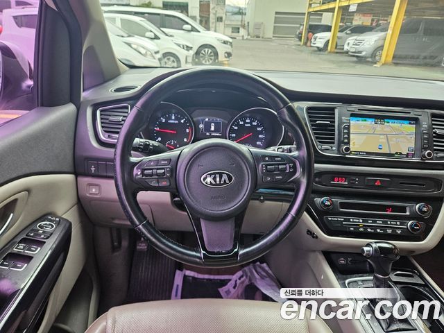 Kia Canival 2015 — photo 16