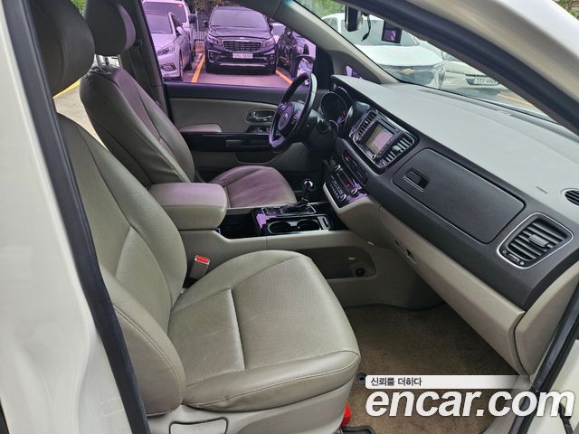 Kia Canival 2015 — photo 18