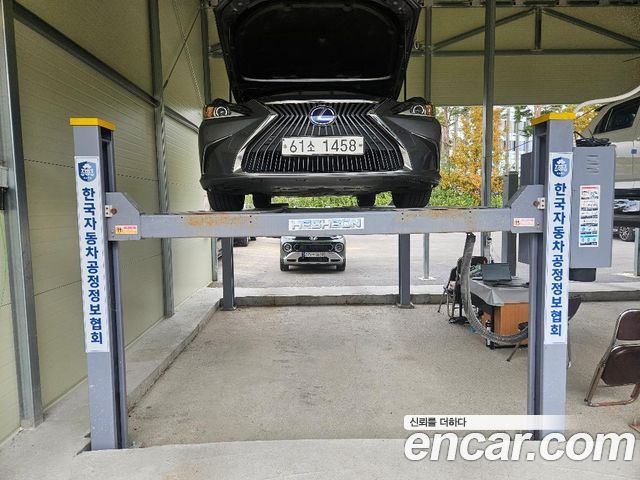 Lexus ES 2019 — photo 1
